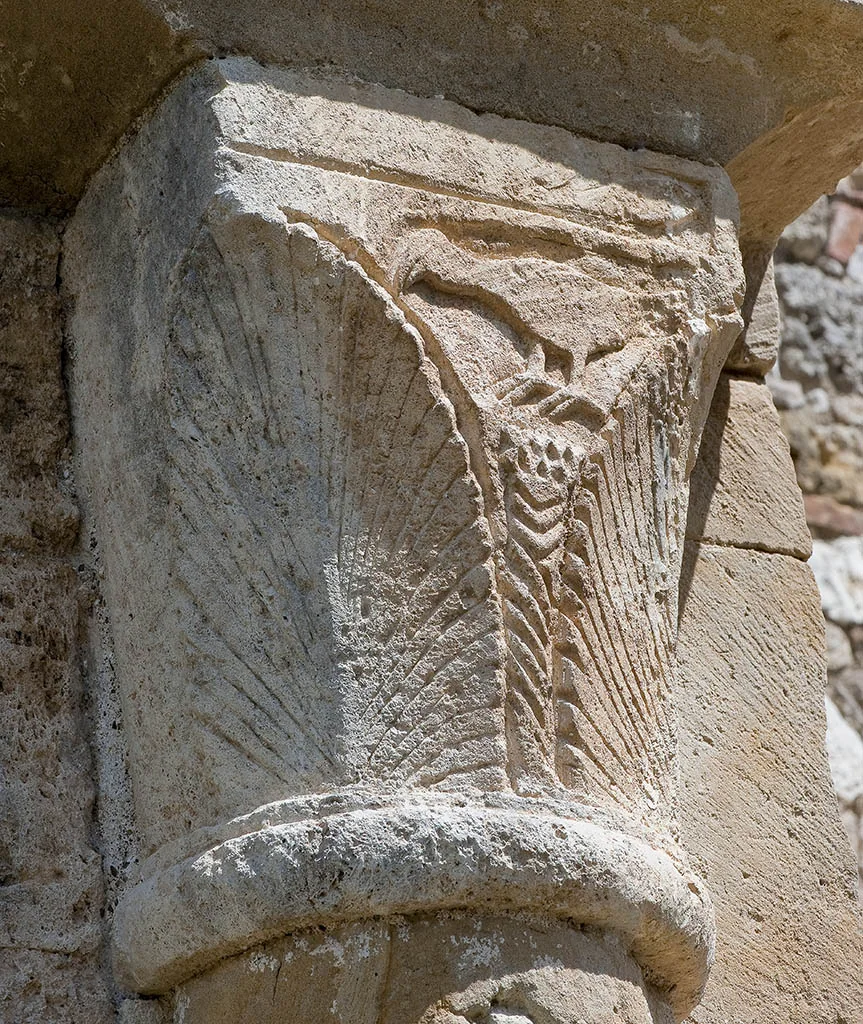 Capitello romanico scolpito della Badia a Coneo con intrecci vegetali e nodi