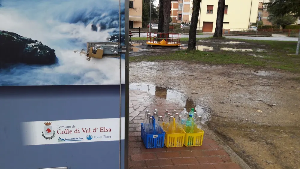 Fontanello dei giardini di Campolungo in Via XXV Aprile · Fonte Fiora · cassette di bottiglie di vetro del viaggiatore consapevole