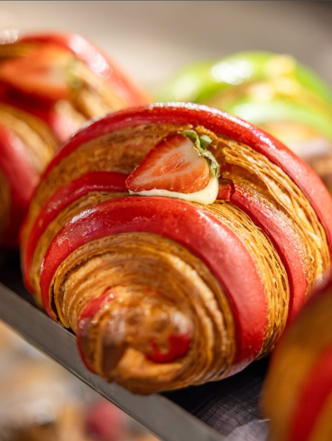 Alta pasticceria francese: croissant alla fragola